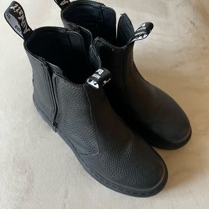 COPY - 2976 WOMEN'S LEATHER ZIPPER CHELSEA BOOTS size 9 like new
